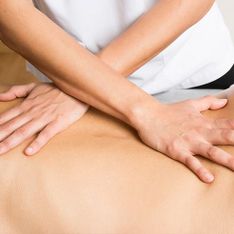 fisioterapeuta realizando masaje en la espalda